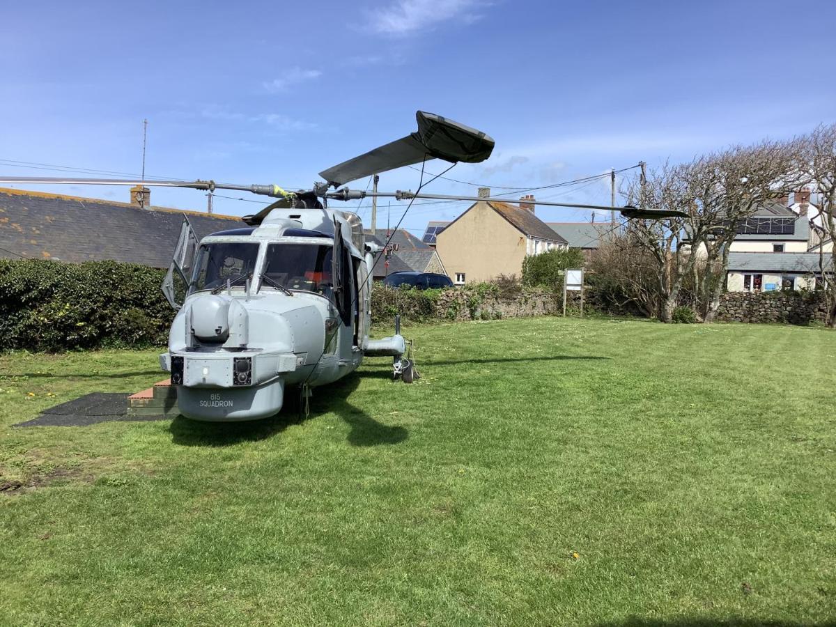 Haelarcher Farmhouse And Helicopter B&B Lizard Exterior photo